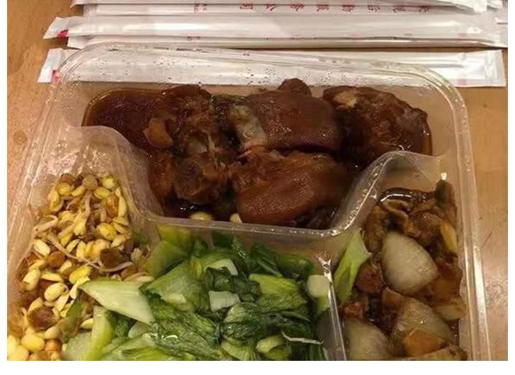 央视虎年春晚伙食曝光！四菜荤素搭配有大块肉，色泽诱人包装节俭