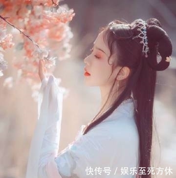 新诗|清幽几缕入霞杯,伏案写新诗