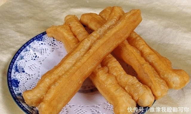 老板|美国姑娘在中国游玩,早餐店吃了几根油条,结账时被老板叫住了