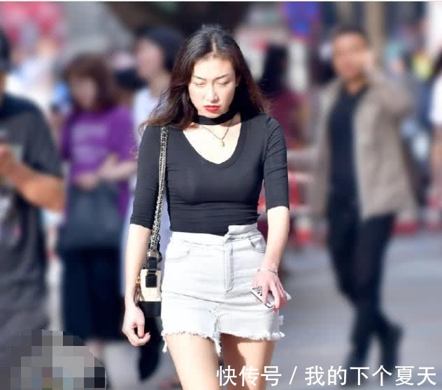 黑色|街拍穿黑色上衣的微胖型美女,行走之间,却把美留下了!
