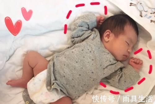 o型腿|为何宝宝睡觉偏爱“举起手来”?投降式睡姿对娃有影响?看完知晓