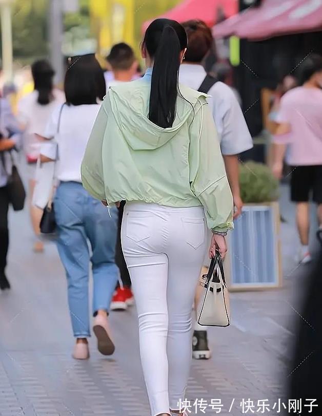 玄色|女人过了30岁,也可以很有气质,通过时尚的穿搭来实现