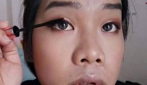 化妆品|被骂“男人婆”,女子愤怒的拿起化妆品,结果出去被骂的更惨了