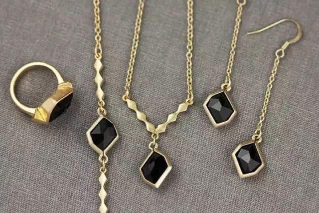  雕刻|黑不溜秋的“煤球”,竟卖出上万元，据说还能捡！！