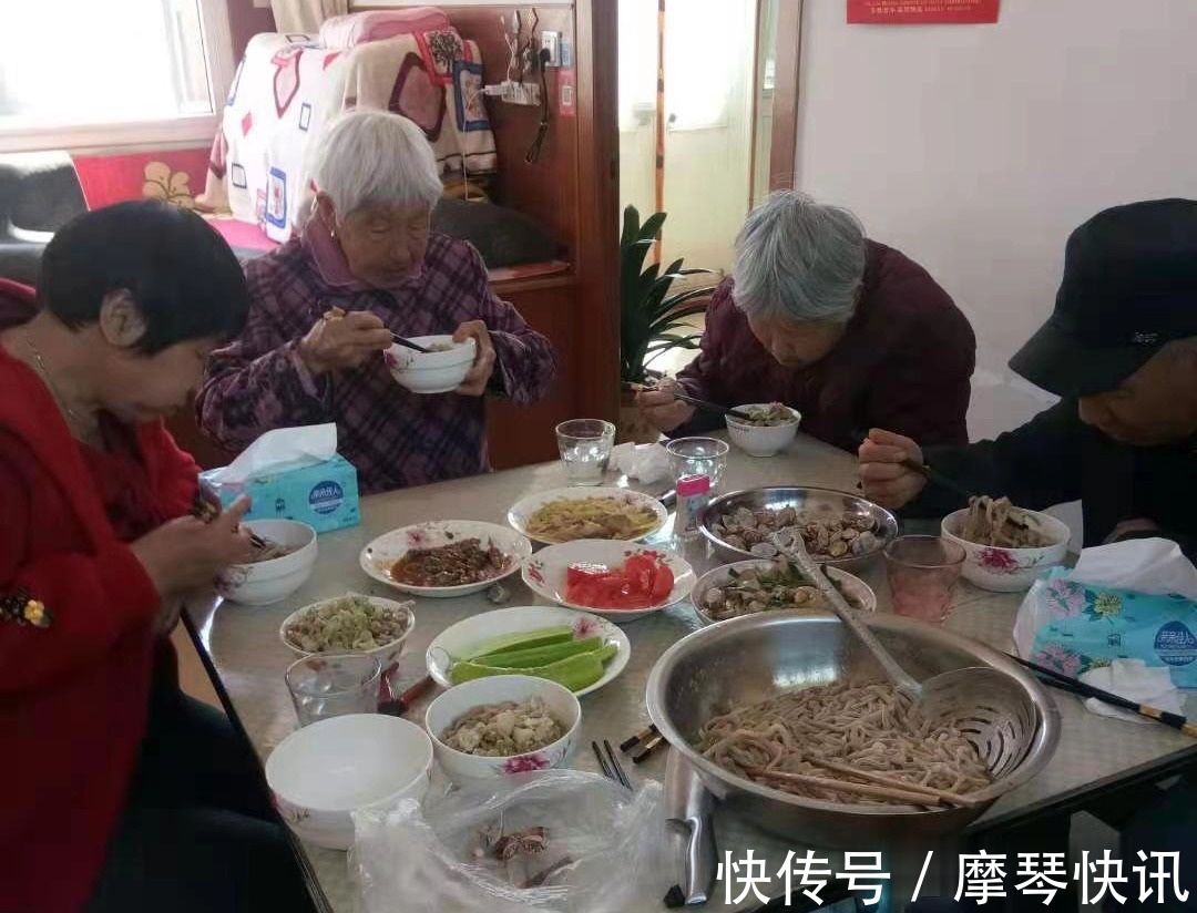 胶东|阔别10年8旬大姨回老家,外甥女做猪耳朵打卤面,一顿饭花了40元