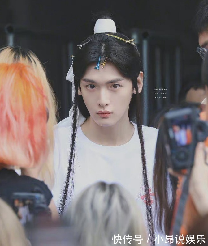 谢怜|《天官赐福》定妆照公开!站姐晒路透图被骂,粉丝都不敢认领