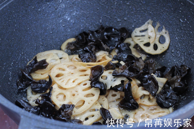秋季气候干燥，多给家人吃莲藕，搭配木耳几分钟就出锅，鲜嫩美味