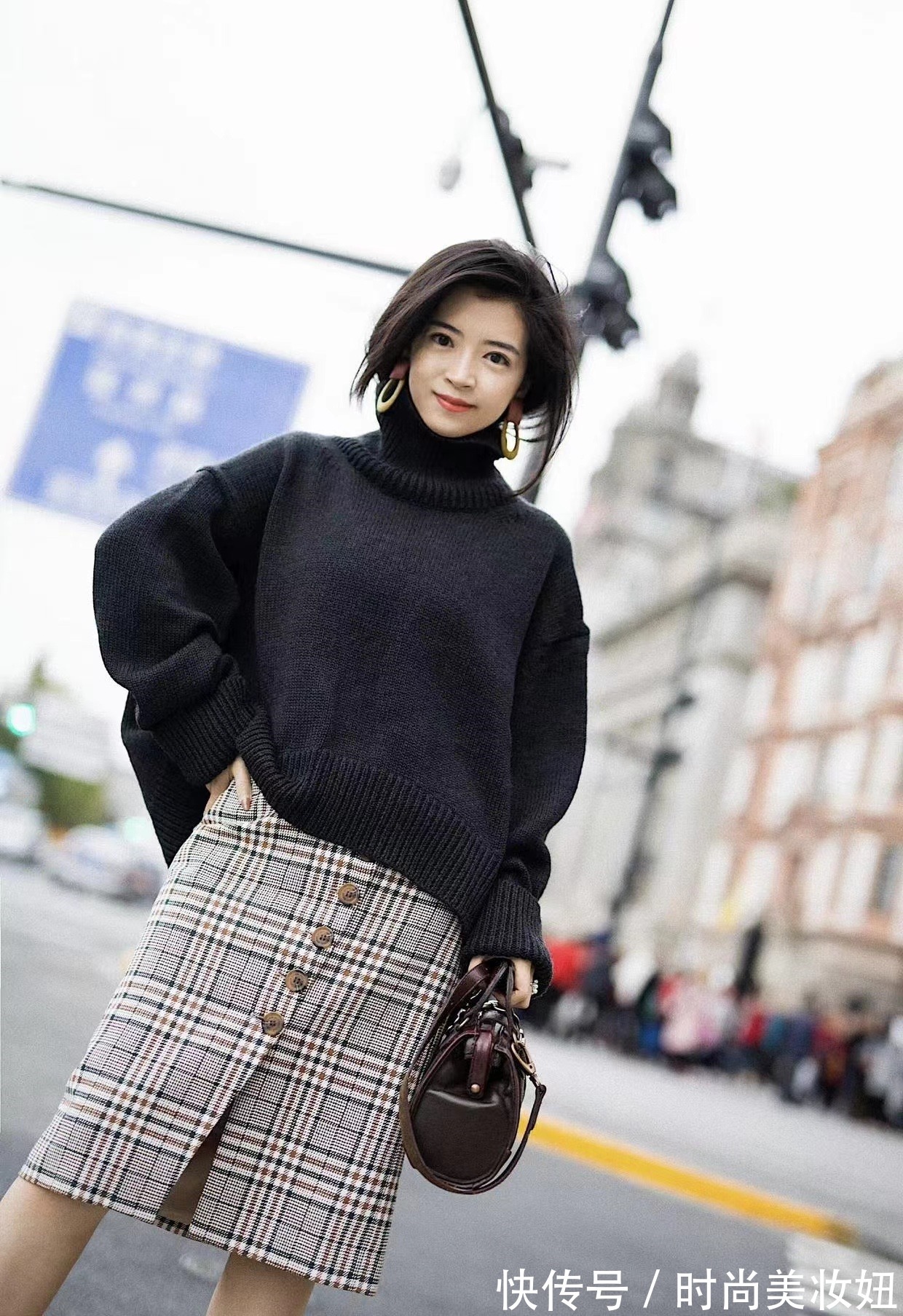 阔腿裤|毛衣别配阔腿裤了，配半身裙更显女人味，普通人也能穿得惊艳