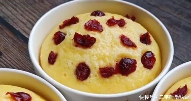 一碗玉米面两个鸡蛋，简单一搅，放锅里一蒸，比蛋糕还好吃