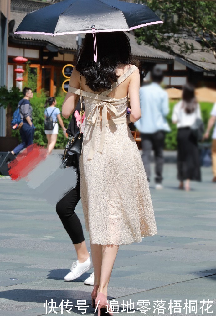 皮肤这么白,还穿白裙子,难怪这么“仙”