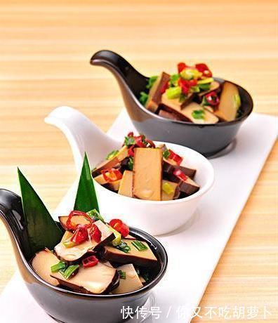 维生素d|原来喝骨头汤不能补钙?大夫:真正补钙的3种食物,很多人不爱吃