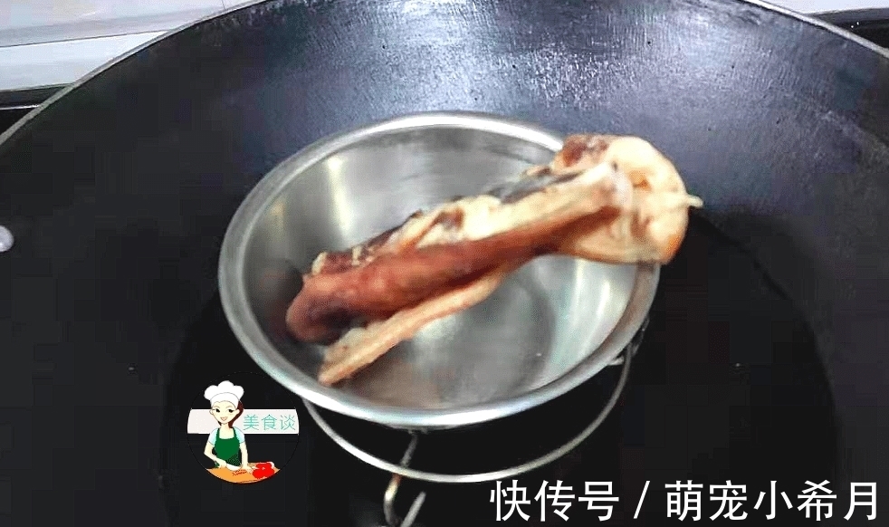 西兰花和此是绝配,简单炒就很香,隔三差五给孩子做,一盘不够吃