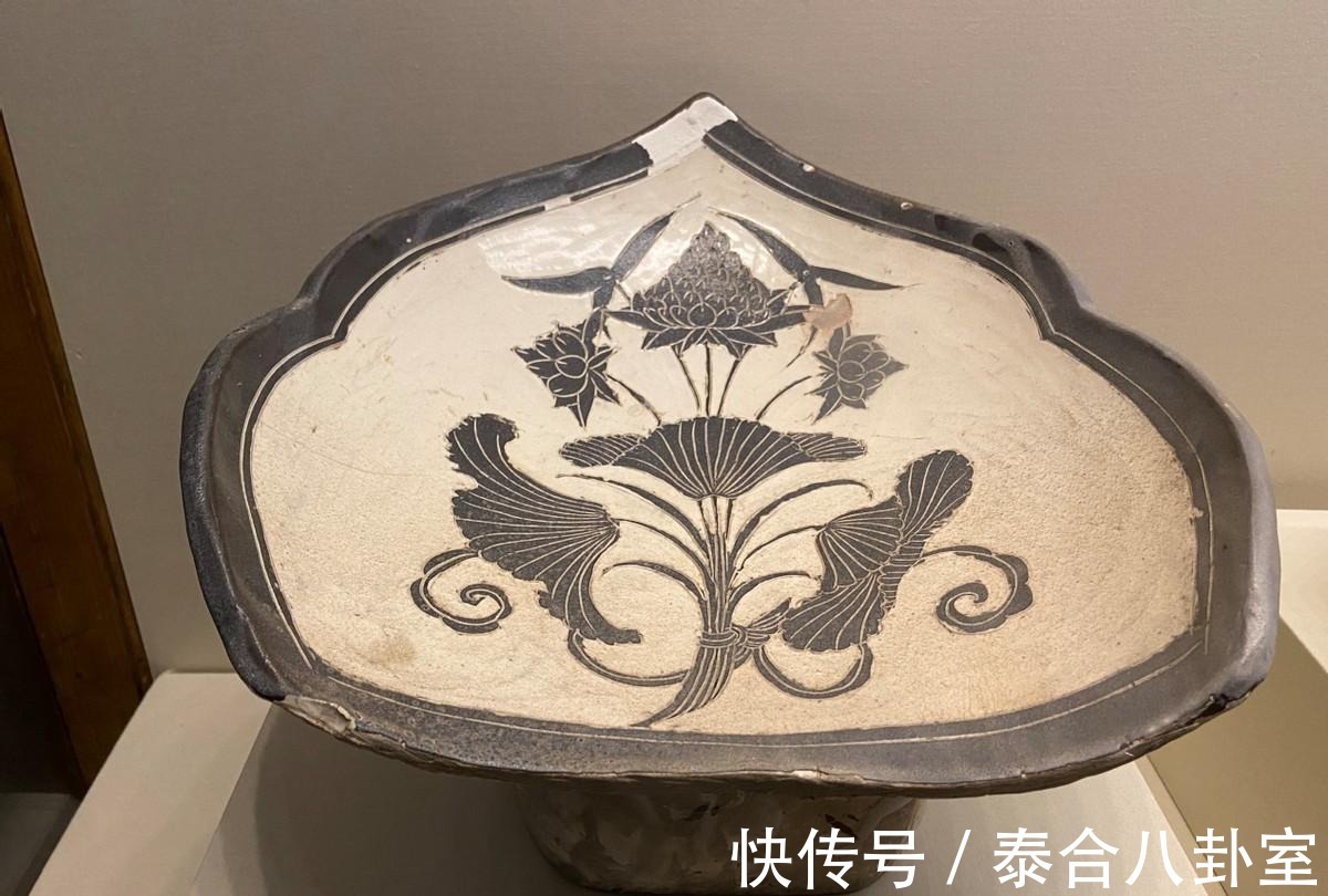 津窑|国博：类似的瓷枕做对比，外行也能分出河津窑和磁州窑