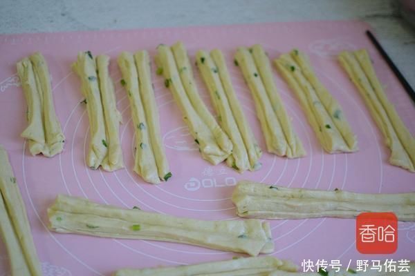 一个鸡蛋，一碗面粉，家庭版油条轻松做，看着就有食欲