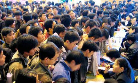 打针|年薪50万以上的人,通常学历能达到什么水平?答案现实得让人心寒