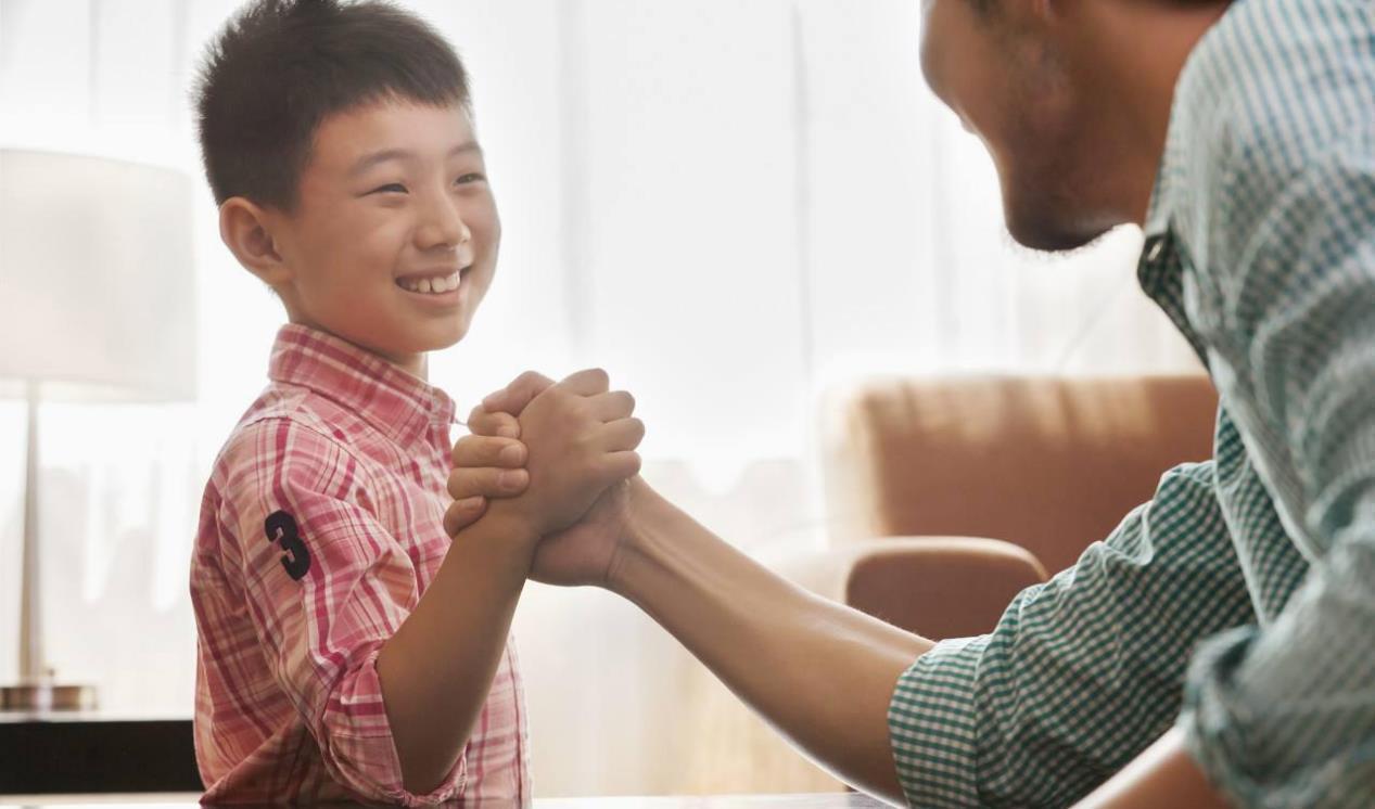 家长|李玫瑾教授:孩子开始顶嘴时,家长说这3句话,能让孩子受益终生