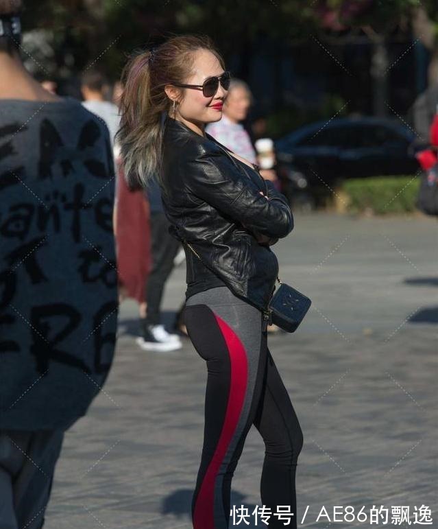 搭配 女生比例均匀,同色系搭配非常漂亮,特别是穿黑色衣服时!