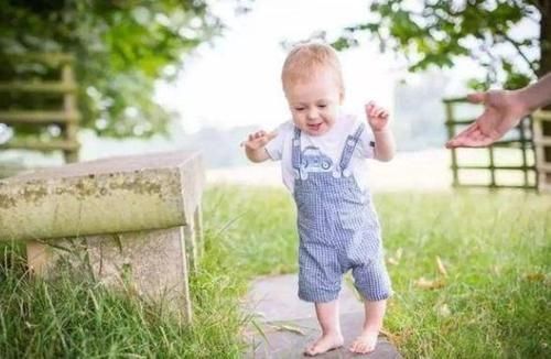 高雍涵|宝宝走路的早晚，跟智商有关吗？李玫瑾教授：不要被忽悠了