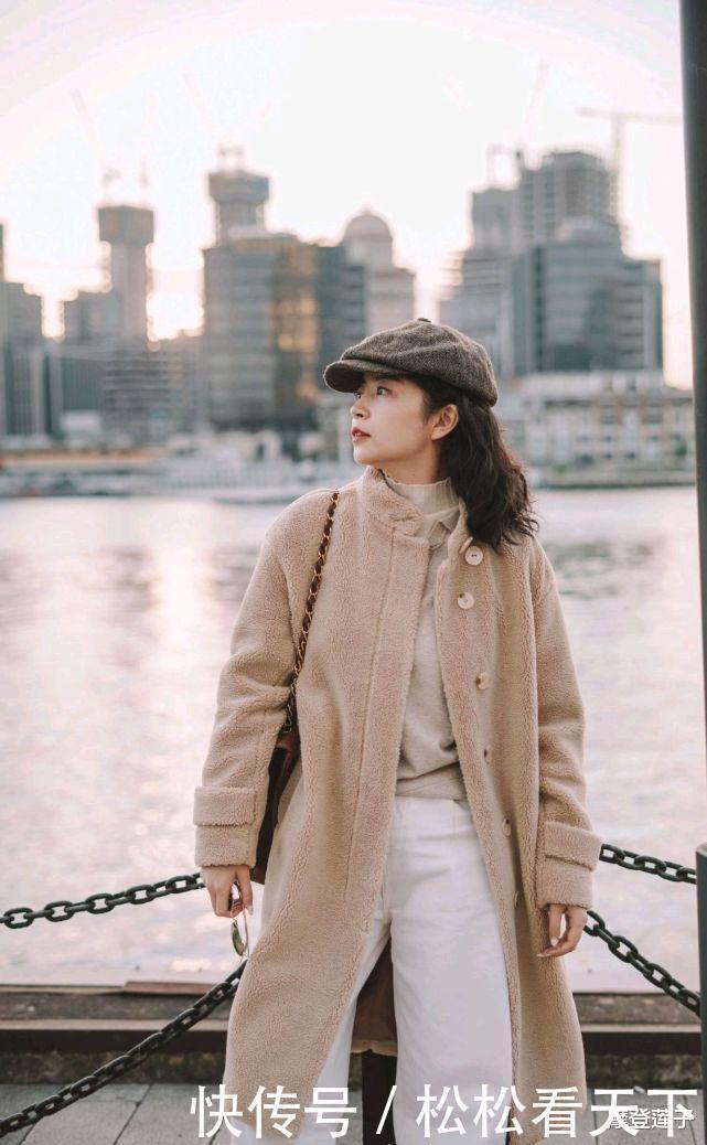 时尚|跟着时尚博主学穿搭,毛茸茸的卡其色外套配白裤,温柔简约又时尚