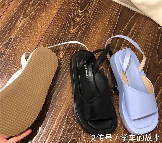 脚背 是时候穿凉鞋了!今年流行这几款,清凉显脚小!