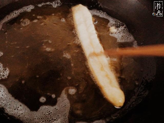 在家炸油条详细解析提前一天用温牛奶和面，下锅前必须使劲拉扯