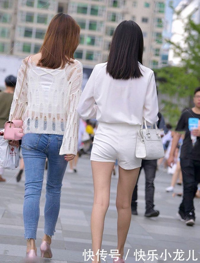 破洞款的针织衫,呈现女性优雅淑女的气质