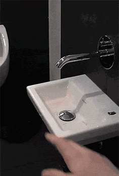 |搞笑GIF趣图:坐地铁，你就消停一会吧！