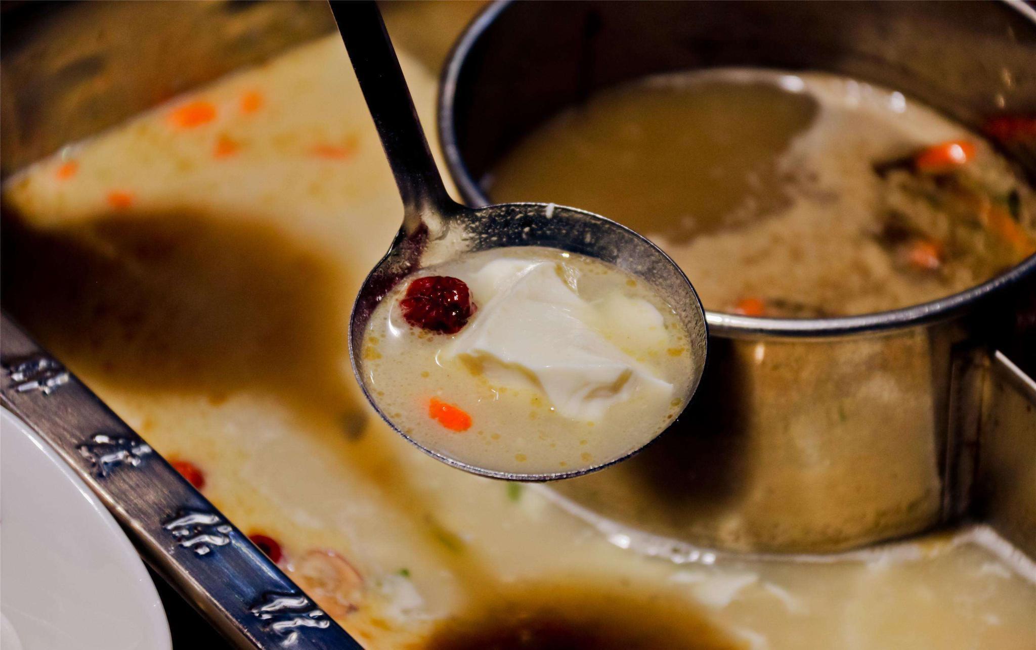 服务员问|吃火锅时,服务员总是问你“加不加汤”,其实是在暗示你,别不懂