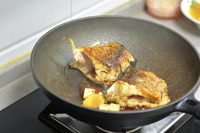 啤酒炖草鱼真够味，肉嫩汤浓，用电饭煲炖省心省事营养不流失