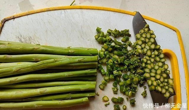 小饼|夏季多给孩子做这个吃，食材拌匀团成饼，上锅蒸一蒸，好吃营养高！