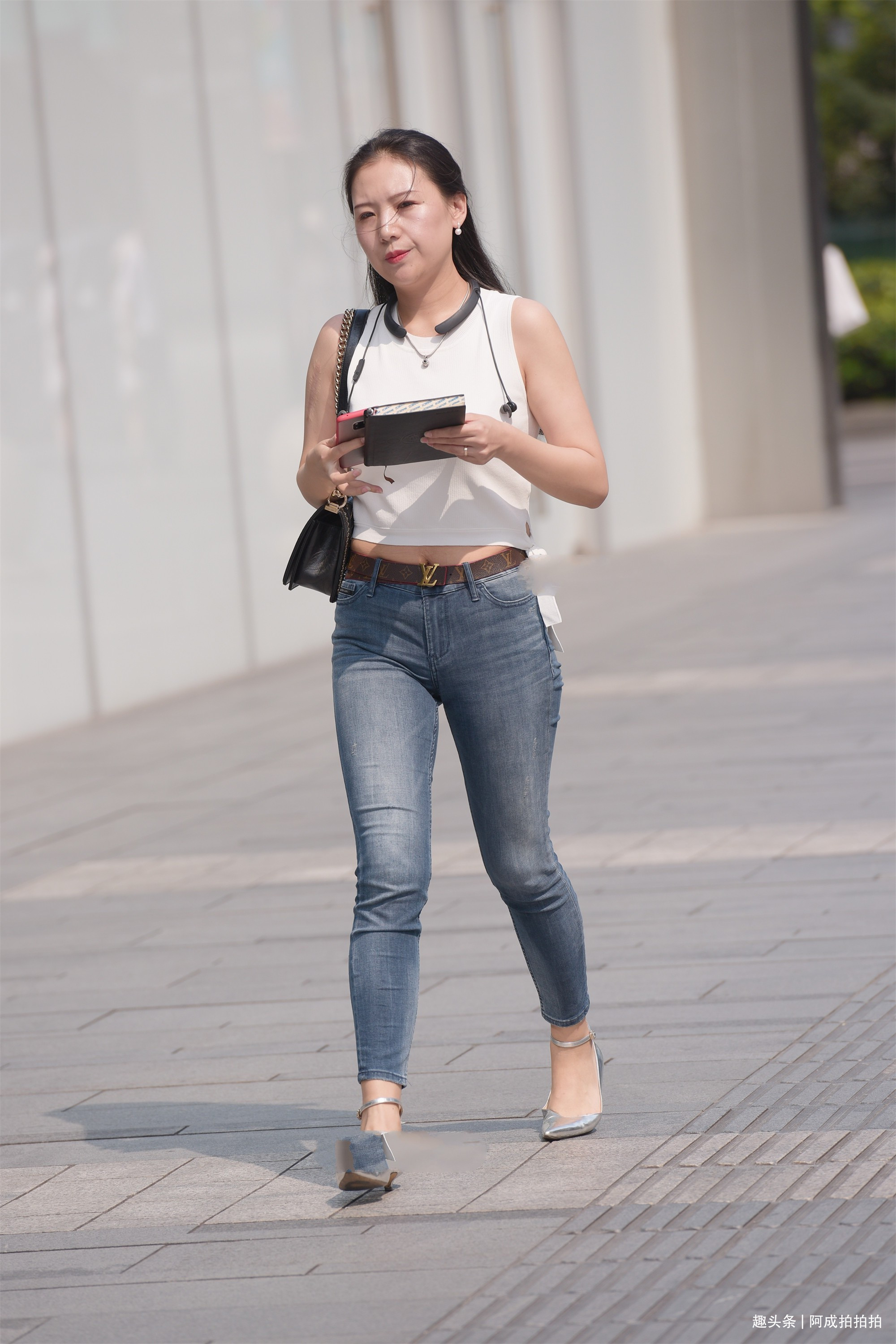 白色背心搭配牛仔裤,简单大方又得体