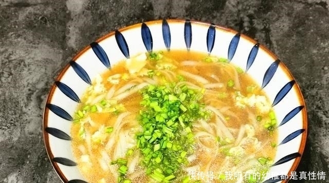 一人在家,煮碗面最省时间,10分钟出锅,又省事又好吃还热乎