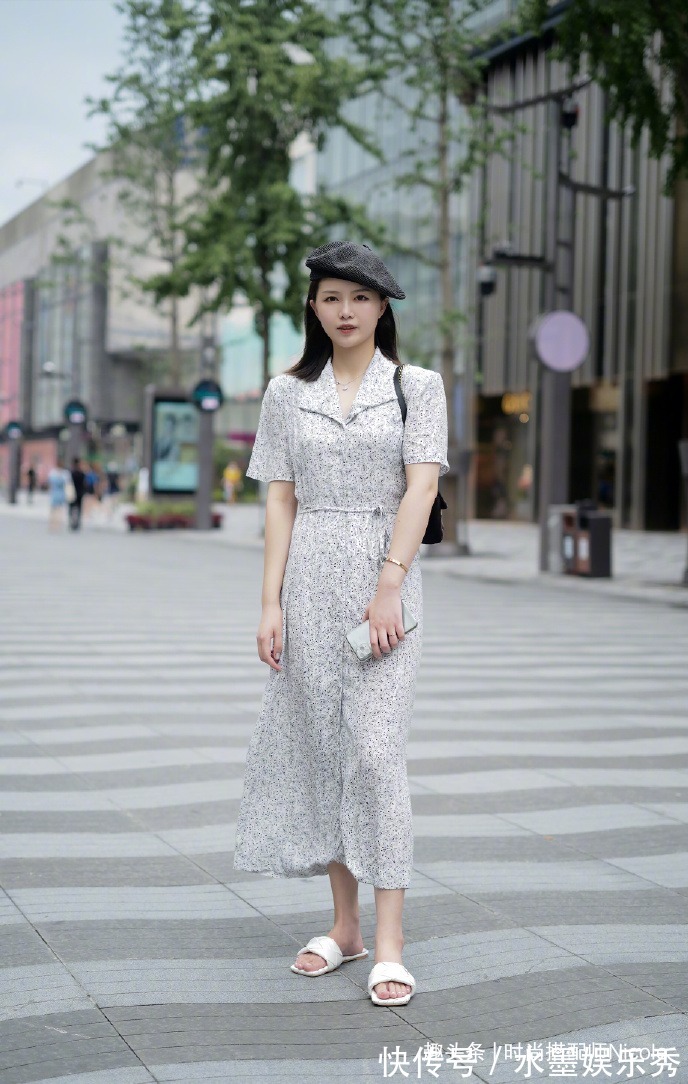 街拍 今夏突然火起来的“白色平底鞋”,舒适、百搭又显高,适合小个子