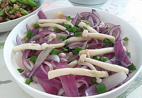 软化|炒洋葱时加一“宝”,每天炒一盘,排出毒素,软化血管,好吃下饭