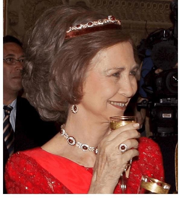 红宝石 索菲亚的红宝石首饰好美,不光格蕾丝有戴过,连赫本也有类似的