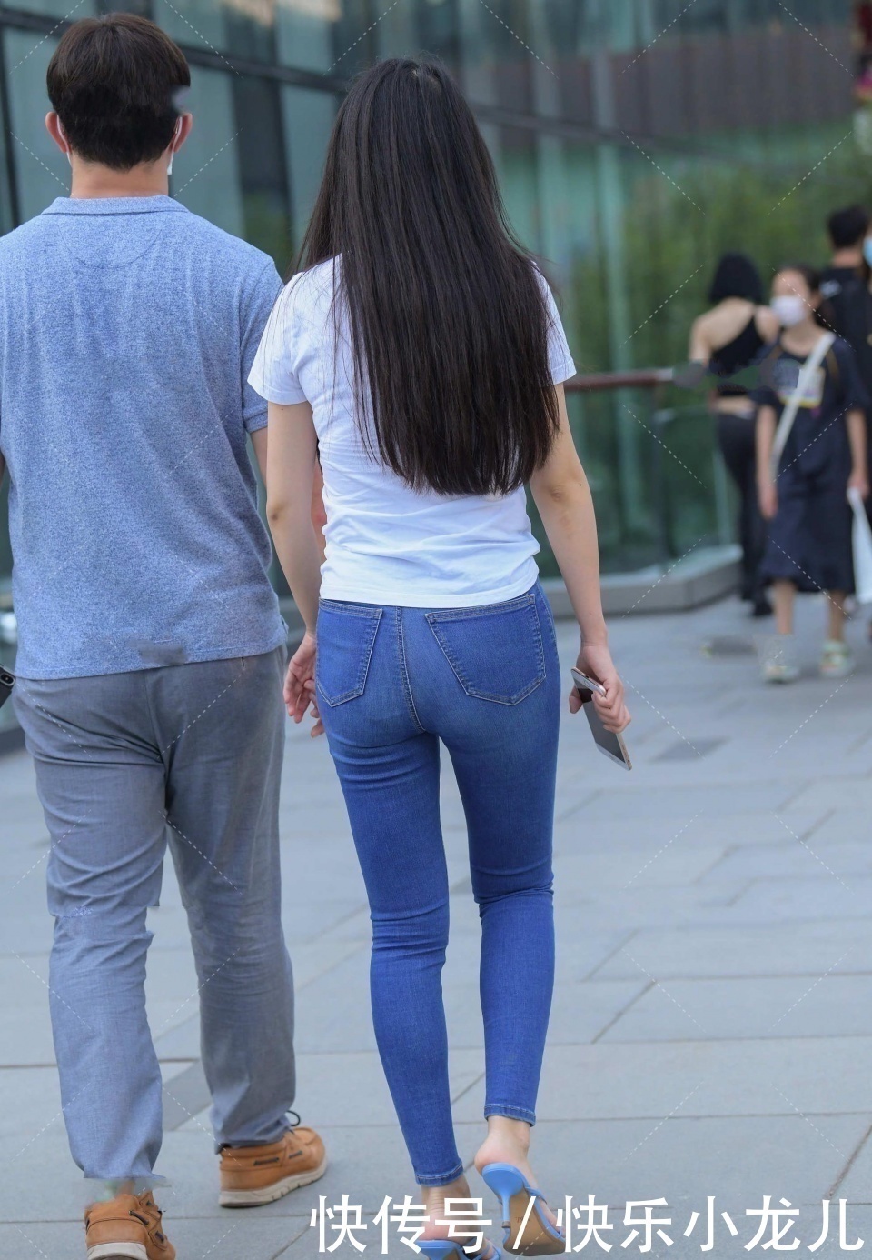 项链 她有点迷人,时尚而优雅,完美展现出性感的一面!我很想追她