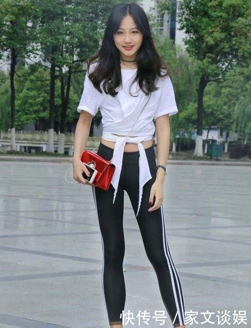 打底裤极具个性的时尚气息,展现女人完美的小蛮腰