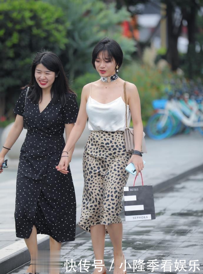 吊带背心搭配豹纹中短裙,黑黄的配色感觉很丰