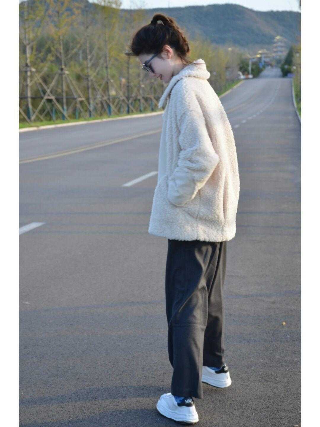 减龄 冬天造型不全是沉闷的!学会“上浅下深”的穿法,明艳又减龄