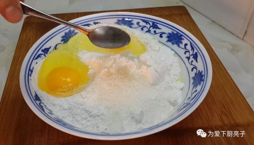 倒入|红豆又出新吃法,不烙饼不蒸馍,我家一周吃3次,比蛋糕好吃十倍