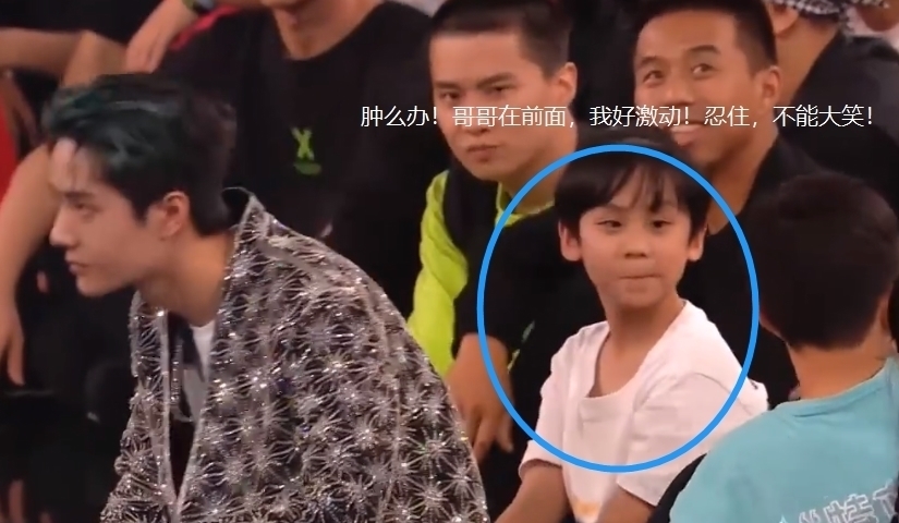 街舞总决赛花絮,王一博跟小朋友握手后,身后小男孩的表情太真实