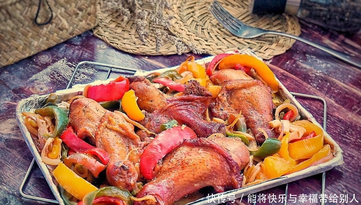 好吃到舔盘的椒味鸡腿,刚烤好,满屋都是香味,全家都爱吃