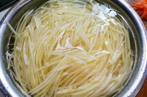炒土豆丝前，别再用水冲洗了，这么做，土豆丝“响脆”还不粘锅