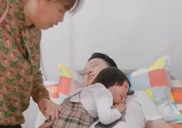 孩子|女儿看到爸爸在输液,抱着爸爸哭得稀里哗啦,网友:贴心小棉袄