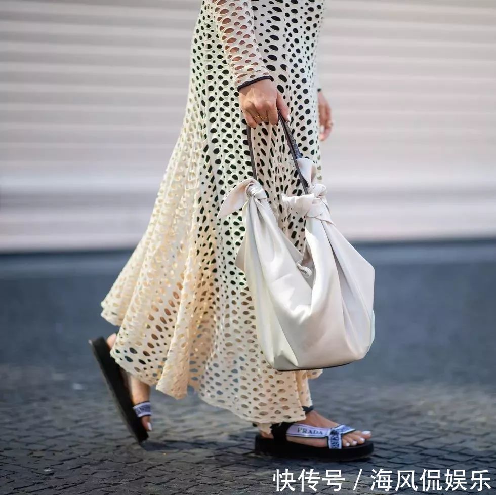 印花|女人一定要穿高跟鞋才有魅力这双凉鞋时髦到爆！