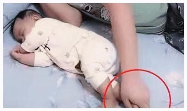 童趣|“慌张奶爸”火了:一时摸脚丫一时探鼻息,网友:跟我一样一样的