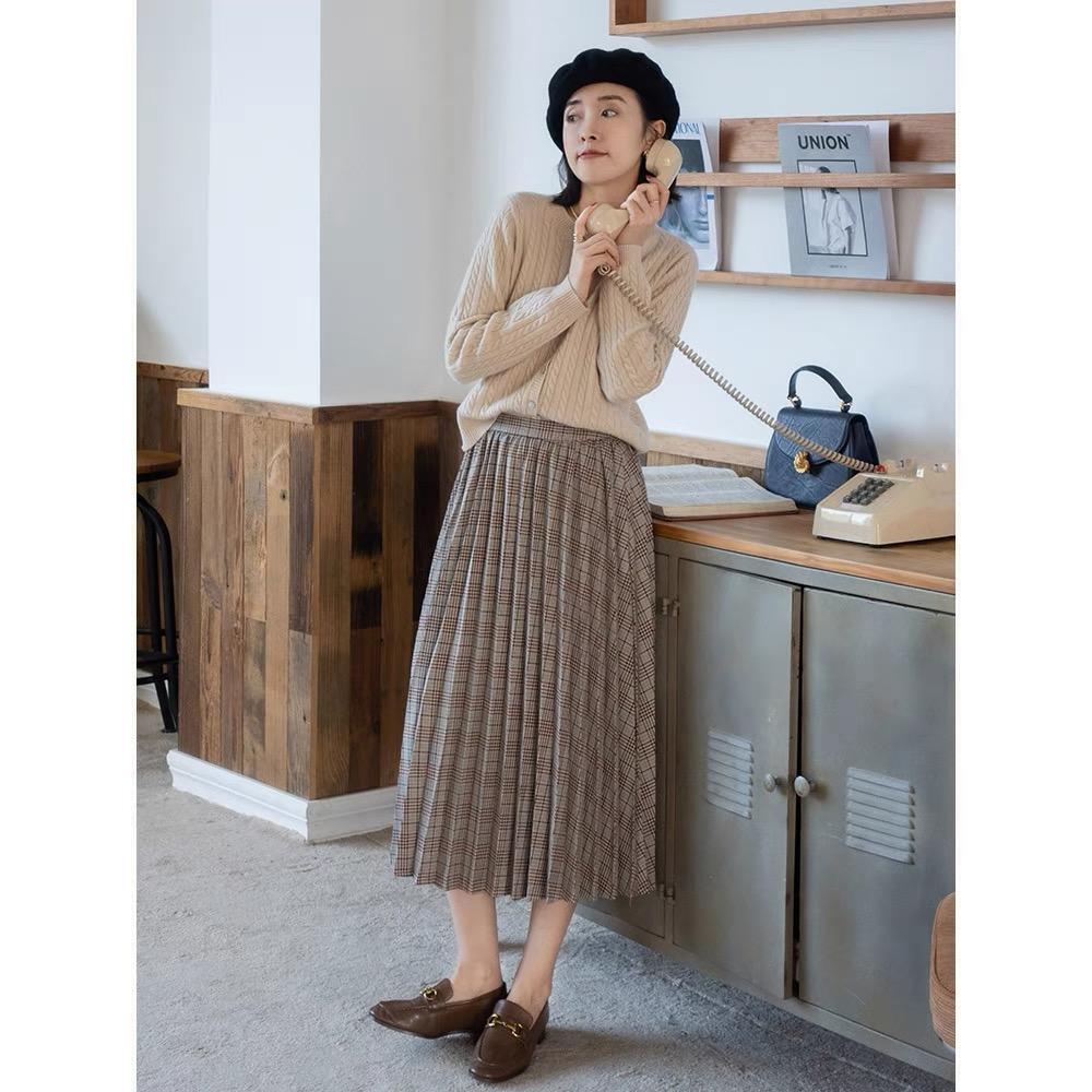 墨绿色 冬季怎么穿半身裙才好看,结合上毛衣保暖舒适,高级优雅又减龄