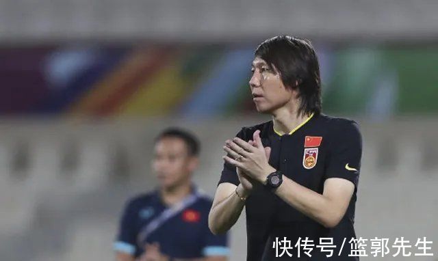 名记|12强赛战绩不佳，李铁帅位无忧！名记：这圈子有人要脸有人不要