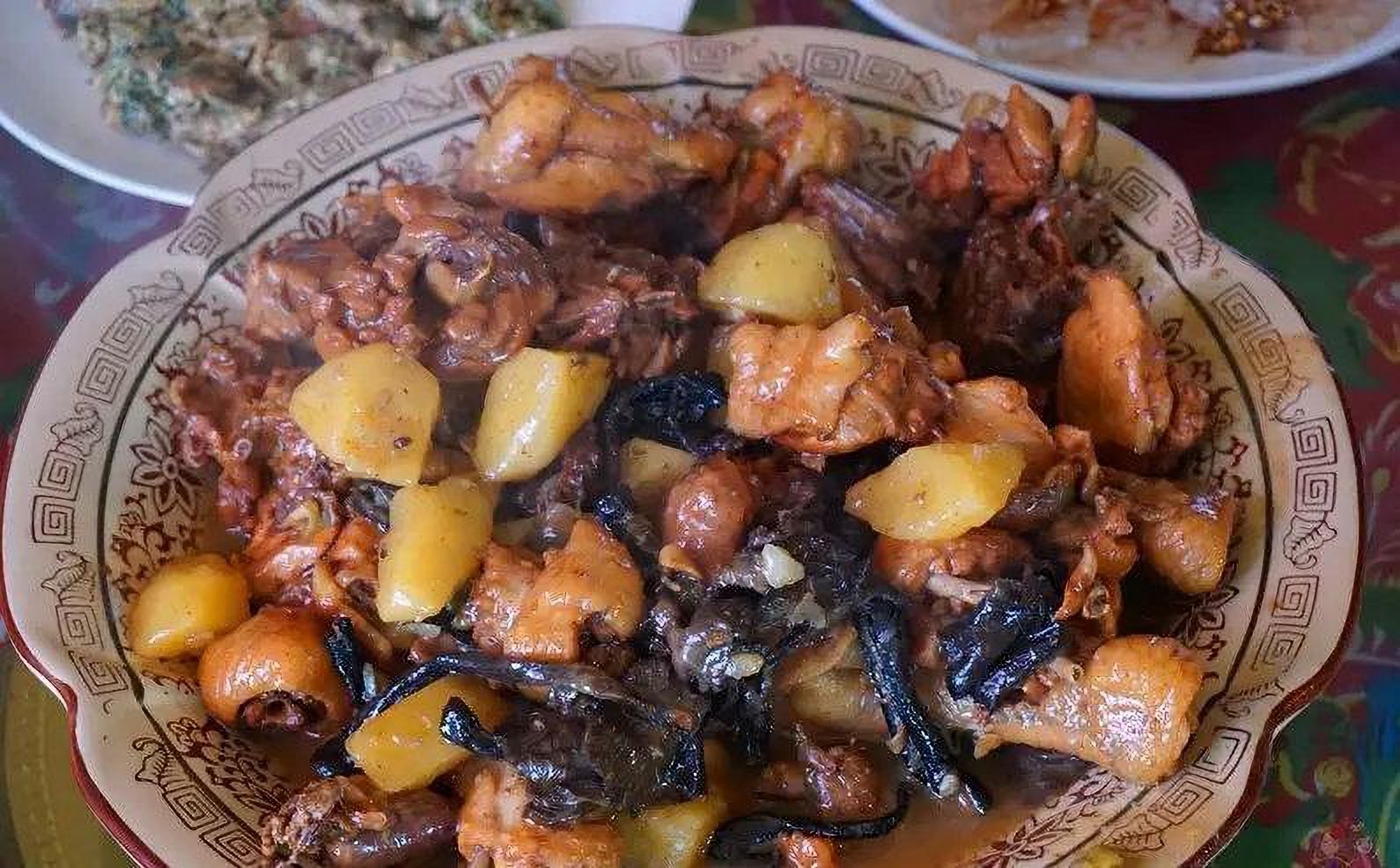 东北经典炖菜小鸡炖蘑菇,做法虽简单,味道却是极其鲜美