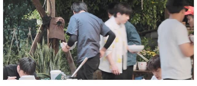 倉(cāng)庫(kù)|《向往5》導(dǎo)演斥巨資，為種51棵數(shù)請(qǐng)10位嘉賓，吃飯都得輪著上桌